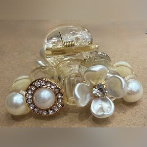 Elegant Pearl and Crystal Hair Clip B7